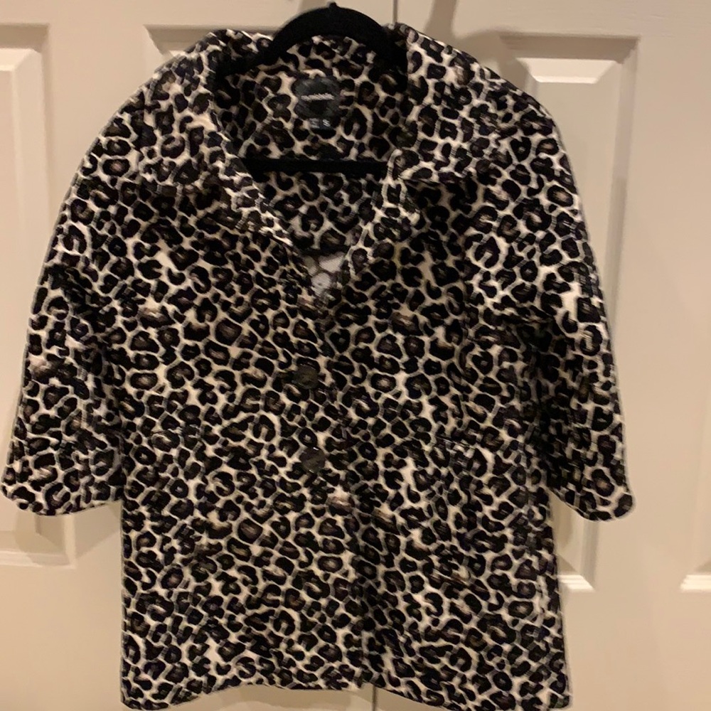 Button front leopard print medium weight, 3/4 sleeve